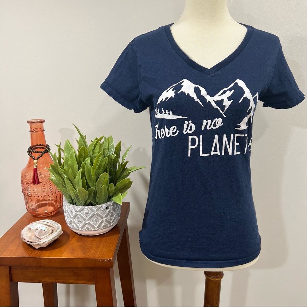 🌲3/$15🌲 Gildan The is No Planet B TShirt Size Small